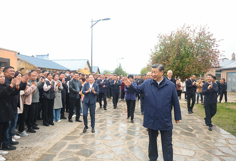 9月6日至8日，中共中央總書記、國家主席、中央軍委主席習(xí)近平在黑龍江考察。這是6日下午，習(xí)近平在大興安嶺地區(qū)漠河市北極村考察時，向當(dāng)?shù)厝罕姄]手致意。