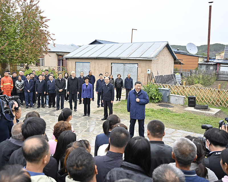 9月6日至8日，中共中央總書記、國家主席、中央軍委主席習(xí)近平在黑龍江考察。這是6日下午，習(xí)近平在大興安嶺地區(qū)漠河市北極村考察時，同當(dāng)?shù)厝罕娪H切交流。